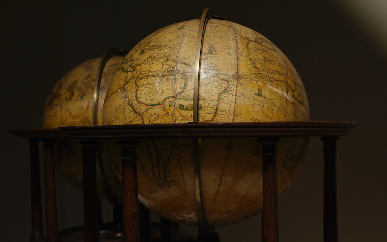 Asta di globi storici in beneficenza