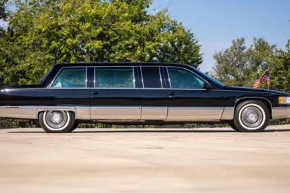 La limousine blindata di Bill Clinton all'asta
