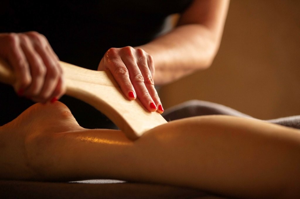 Sessione di maderoterapia nella spa olistica del Manor House Hotel