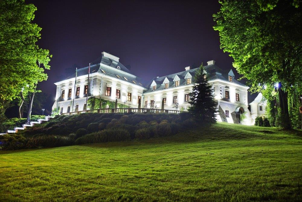 Manor House Spa Odrowążów Palazzo Internet di notte