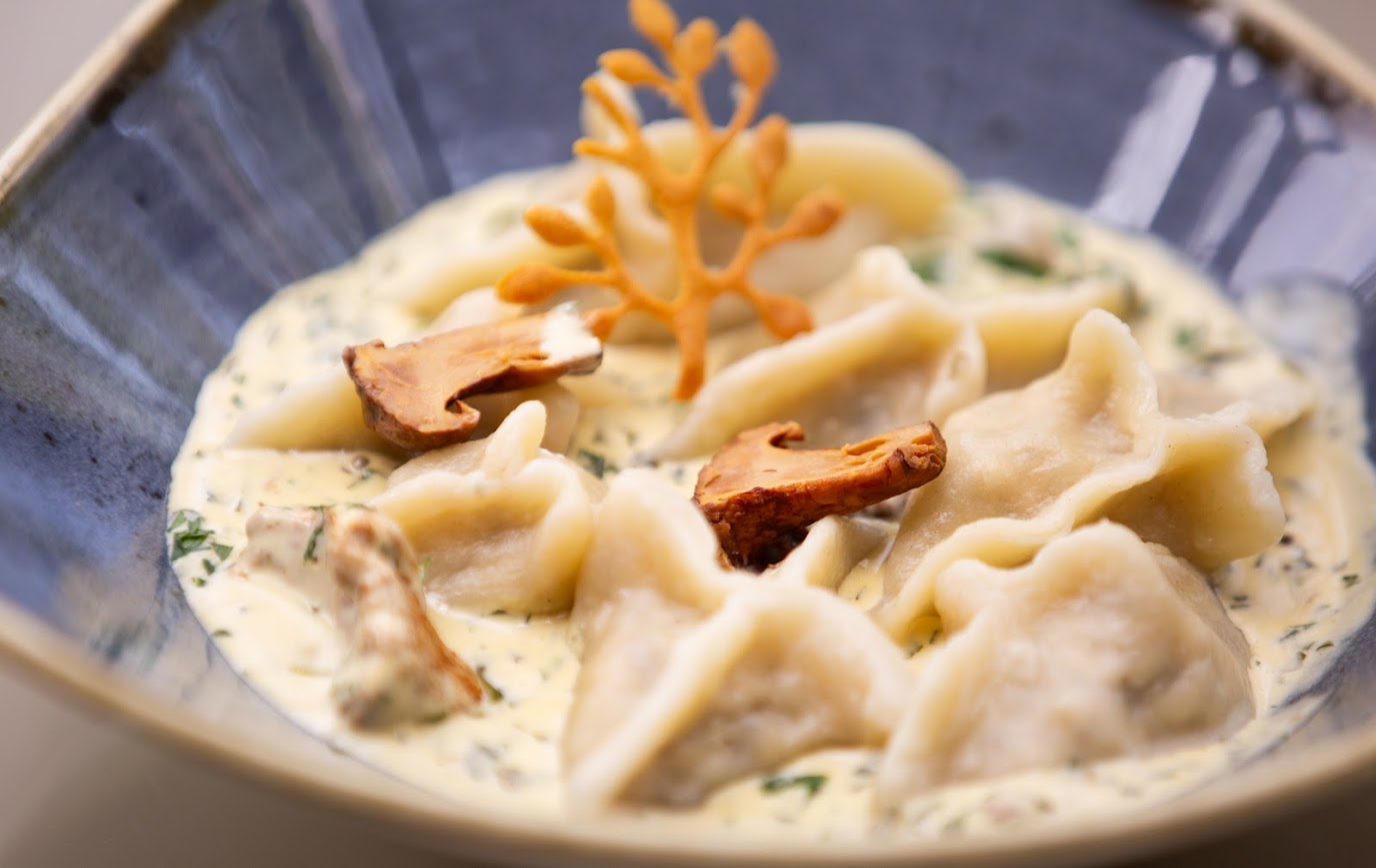 La cucina a base vegetale è considerata una delle più creative, come confermato dal concorso "Carciofo d'oro 2025", durante il quale sono stati selezionati i migliori chef vegani della Polonia. Małgorzata Figarska, giurata del concorso e responsabile del catering dell'hotel Manor House SPA, ha dichiarato: "I piatti del concorso erano deliziosi nella loro diversità e ingegnosità. È stata una vera e propria celebrazione della cucina a base vegetale".