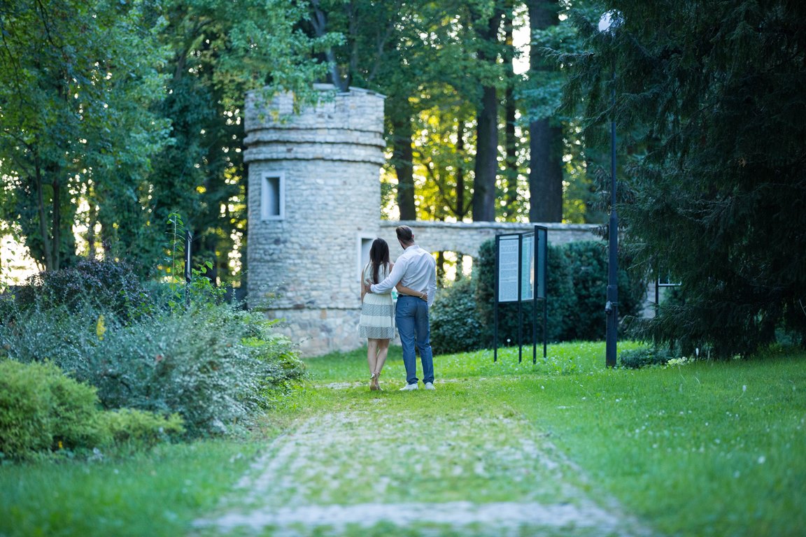 Passeggiata romantica nel parco storico delle terme di Manor House