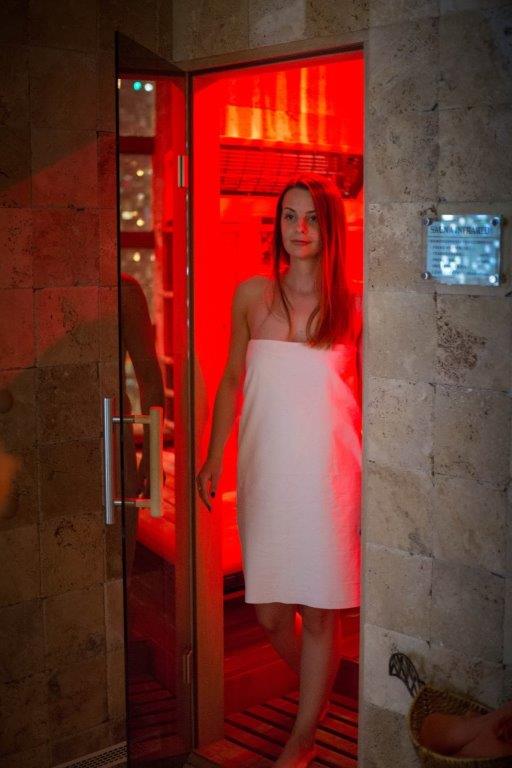 La sauna rafforza le difese immunitarie, migliora la circolazione, allevia la tensione muscolare, riduce lo stress, migliora l'umore e le condizioni della pelle.