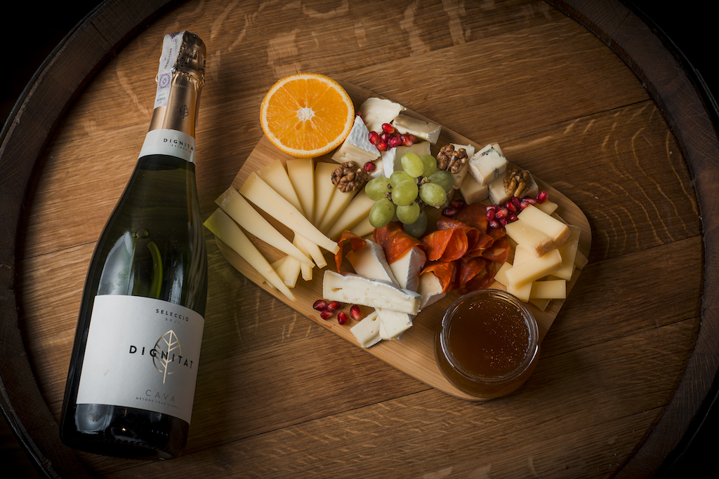Tagliere di formaggi con accompagnamento e champagne