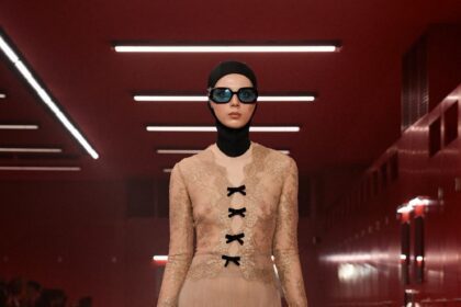 L'ultima sfilata di Valentino gioca con l'intimità