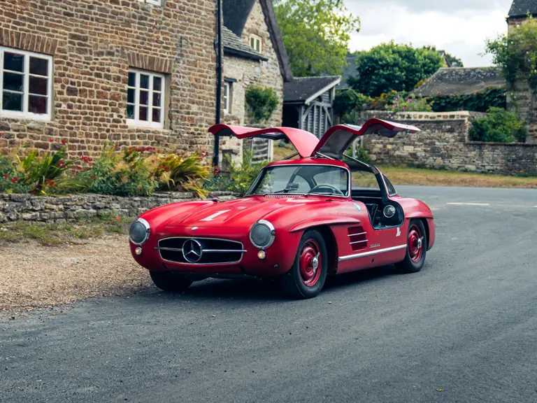 Mercedes rossa all'asta