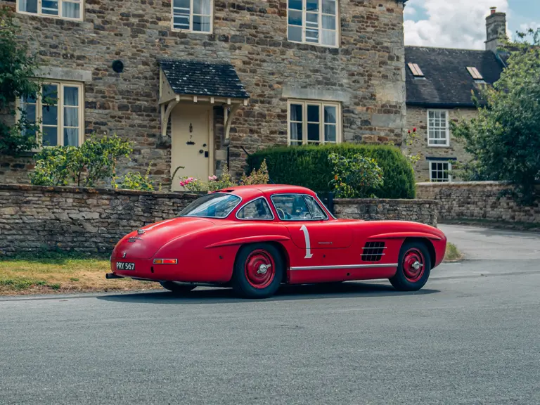 Mercedes rossa all'asta1