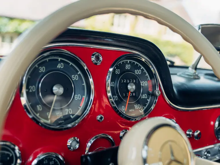 Mercedes rossa all'asta2