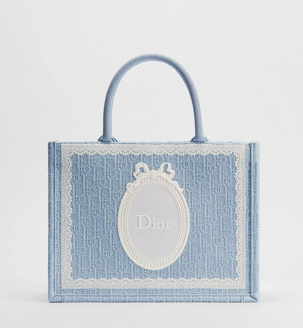 Dior Book Tote Quando il Libro Diventa Moda61