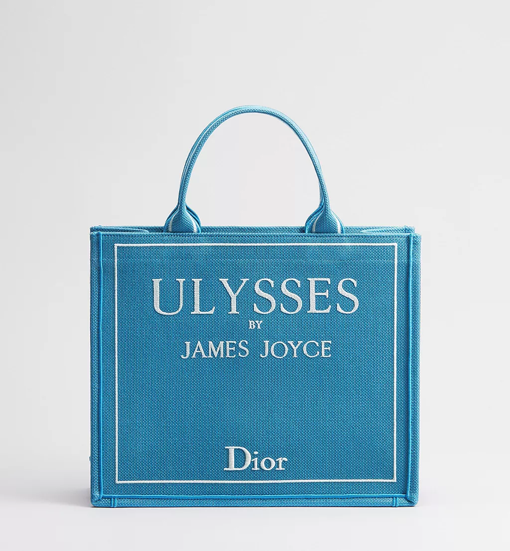 Dior Book Tote Quando il Libro Diventa Moda8