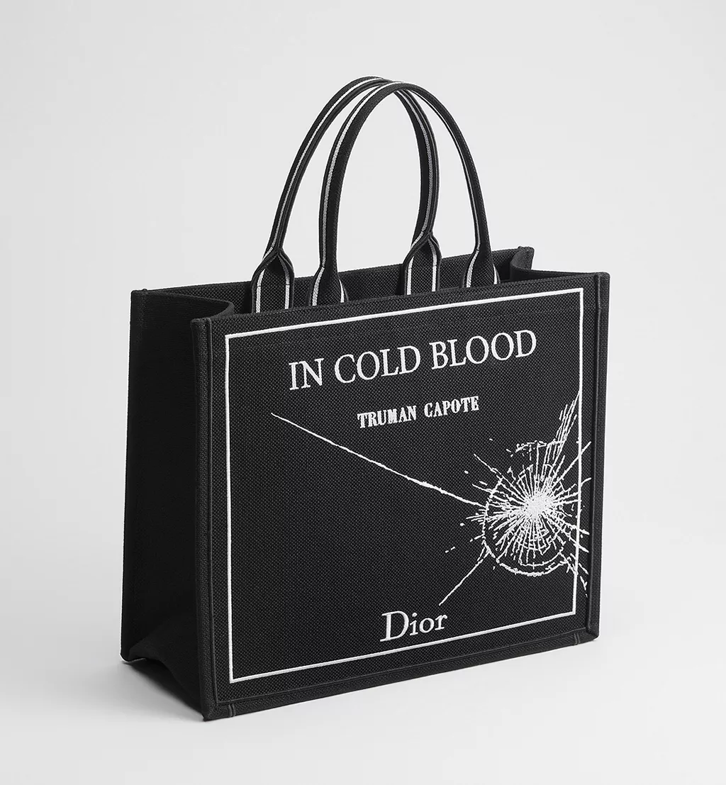 Dior Book Tote Quando il Libro Diventa Moda64